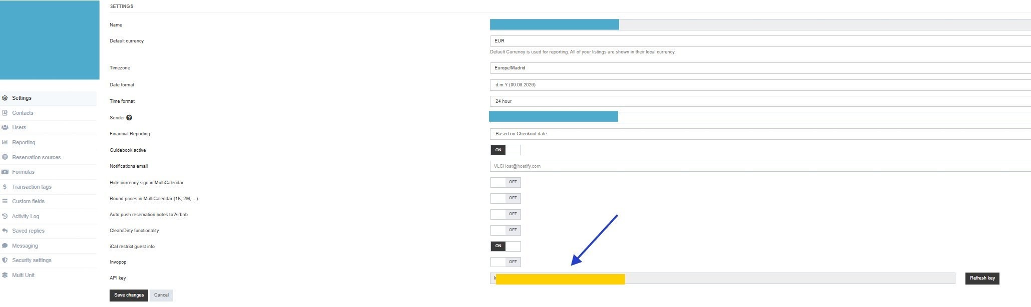 Página de ajustes de Hostify con una flecha señalando el campo API Key al final
